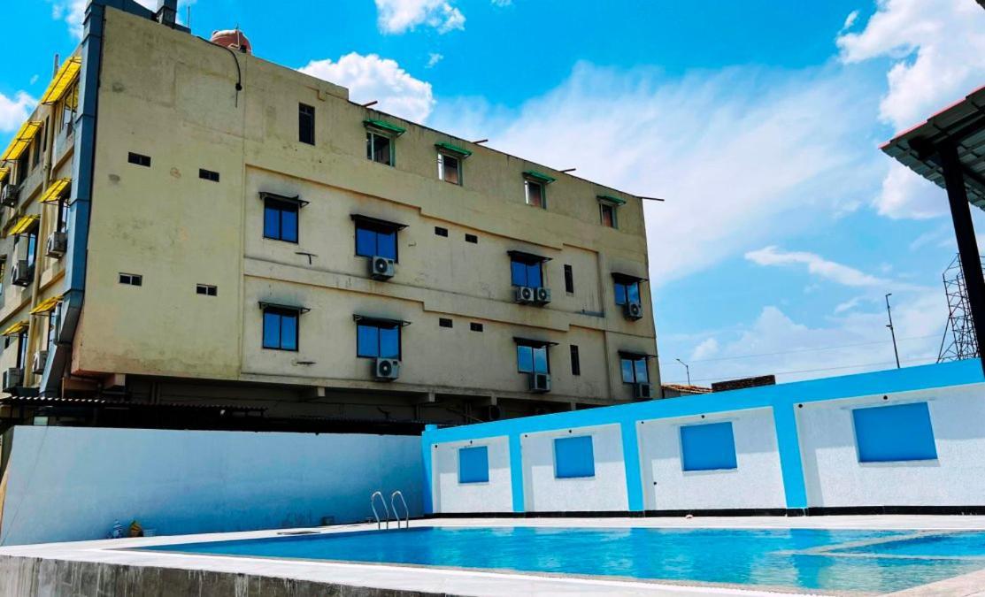 Hotel The Mewar Dabok Exteriör bild